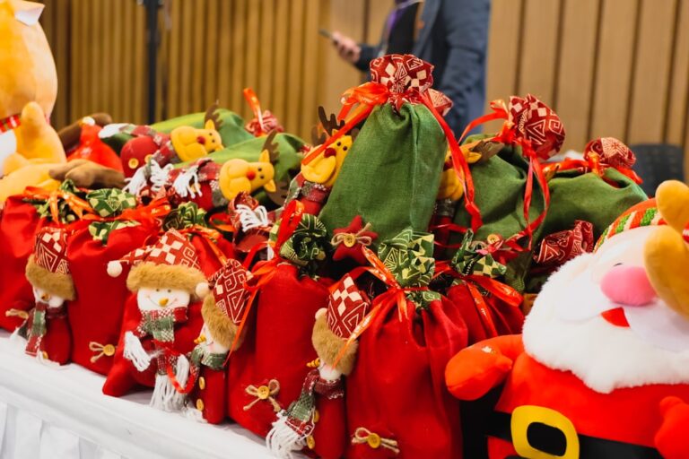 Photo Torturi festive decorate cu fructe Keyword: "torturi festive"