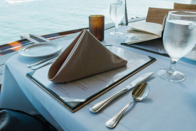 Terasă de restaurant pregătită pentru sezon, cu mese aranjate și vedere spre mare
