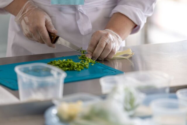 Ierburi aromatice proaspete, lămâie și usturoi pe un tocător, folosite pentru a da gust fără sare în plus
