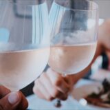 Când se potrivește un vin rosé, chiar și lângă burger sau tartar — Universul Alimentar