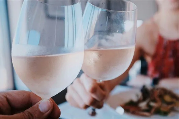 Când se potrivește un vin rosé, chiar și lângă burger sau tartar — Universul Alimentar