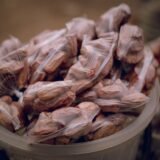 Raft de supermarket cu produse alimentare ambalate, aliniate pe mai multe niveluri