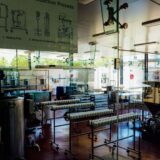 Linie de producție într-o fabrică de alimente, cu produse ambalate pe banda transportoare