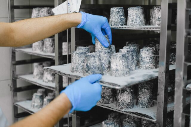Tehnolog alimentar care testează mostre ale unui produs nou într-un laborator de dezvoltare