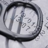 Ambalaje de iaurt și biscuiți pe o masă de bucătărie, cu data de valabilitate imprimată vizibil