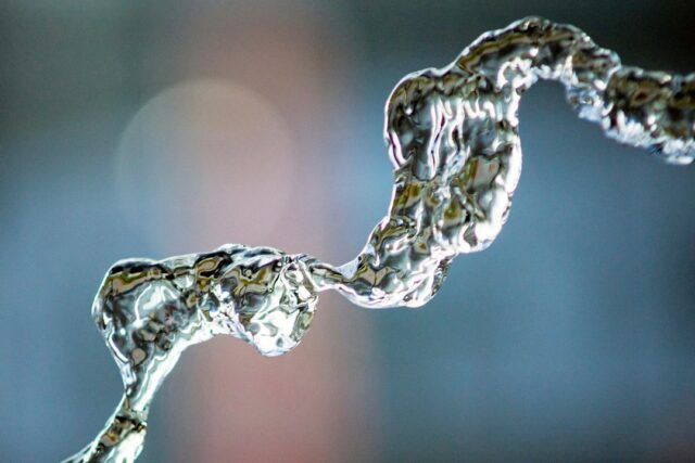 Photo mineral water choosing residue content